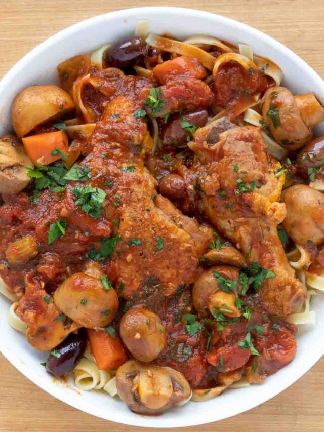 RUSTIC CHICKEN CACCIATORE RECIPE STORY Chef Dennis   Cropped Chicken Cacciatore Overhead 10 